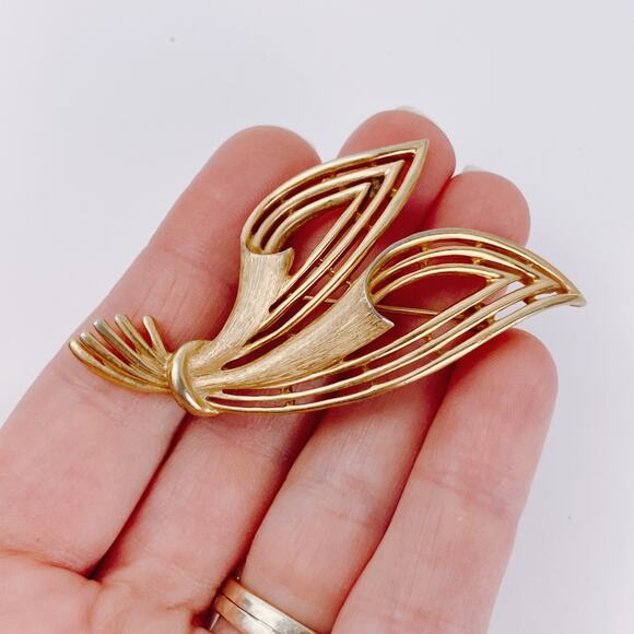 Vintage Signed Trifari Mid Century Brooch Leaf Openwork 1950s Gold Tone - Picture 2 of 9